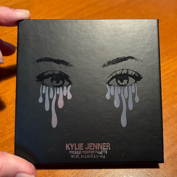 Kylie The Blue Honey Eyeshadow Palette - Picture 5 of 16